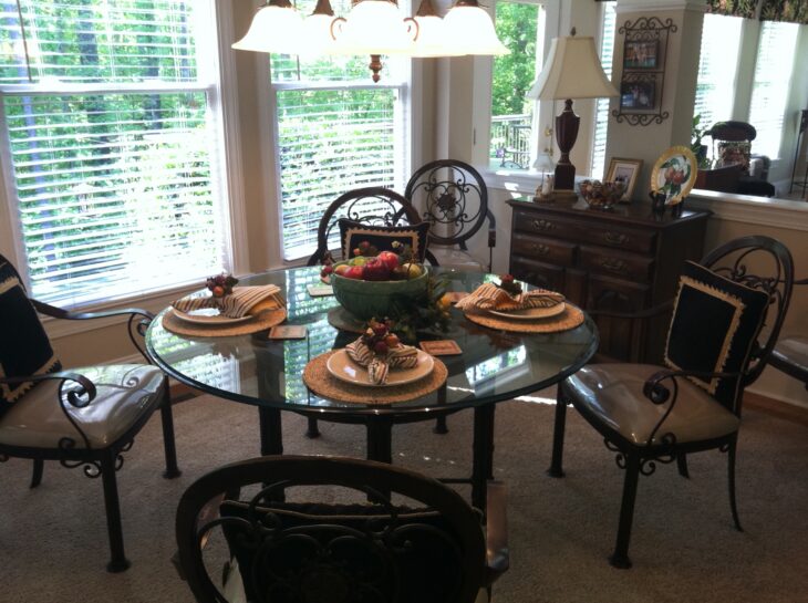 Breakfast Area Seats 6