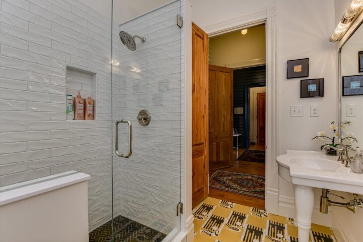 Downstairs Guest En Suite bath